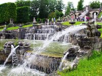 La grande cascade du parc de Saint-Cloud et ses grandes eaux en action