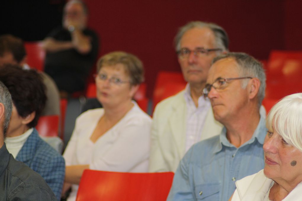 Photos de la conférence-débat organisée par Régions et Peuples solidaires dans la grande salle de la Manufacture des Tabacs de Nantes, le 19 septembre 2013.