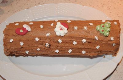 Bûche roulée au caramel beurre salé et croustillant praliné