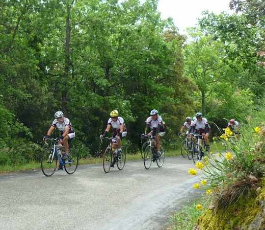 Peloton groupé à l'attaque du col, seconde difficulté de la journée. Pente régulière sur 10km  