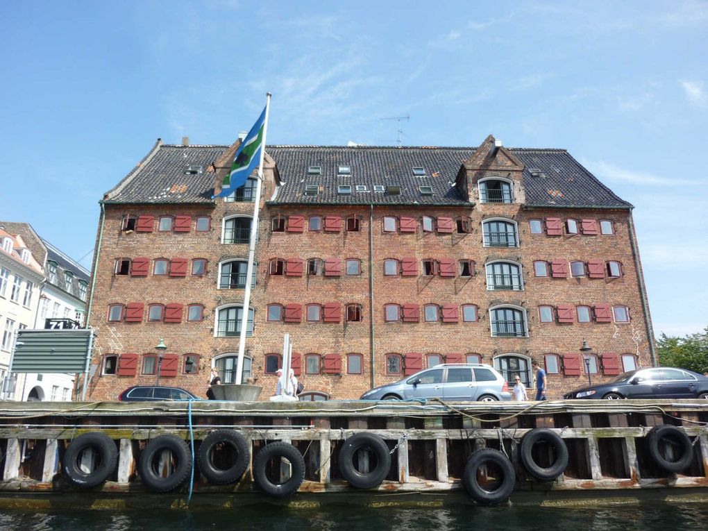 Bienvnue à Copenhague ! Fondée au Xe siècle par les Vikings, Copenhague est à l'origine un village de pêcheurs, fortifié en 1167. La ville devient la capitale du Royaume de Danemark dès le début du XVe siècle. Aujourd'hui, 602 481 personnes vivent dans cette superbe ville scandinave.