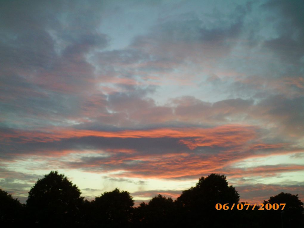 Nuages,levé ou coucher de soleil c'est le ciel dans tous ses états.
Une diapo et évadez vous.