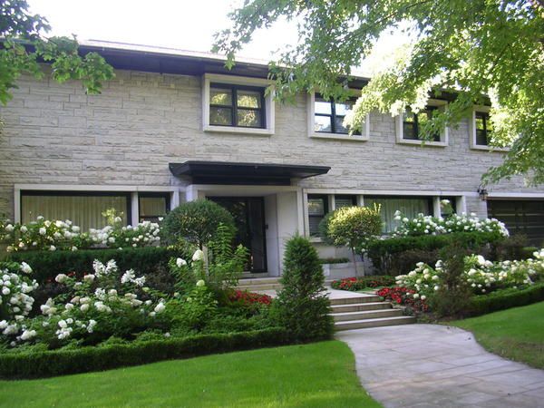 Petit tour dans les quartiers riches de Montréal.
Ouhh les belles maisons !!