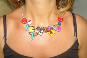 Collier pour maitresse d'école fait en fimo, boutons et alu