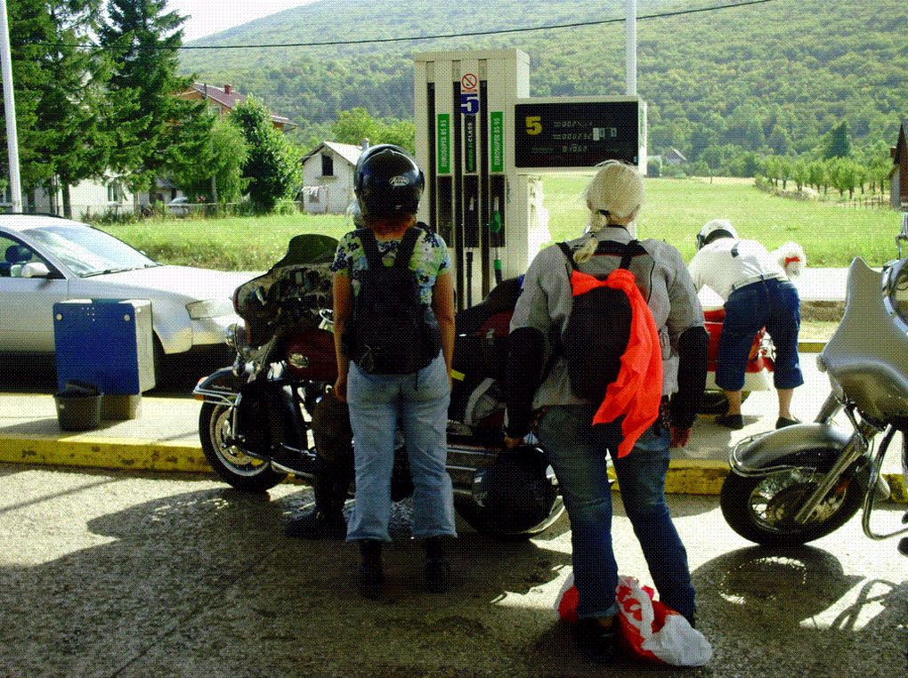 DIAPORAMA 2 PHOTOS - ON RECHERCHERA UNE STATION SERVICE MAIS QUI N'EST PAS INDIQUÉE EN CHEMIN 15KM A GAUCHE EN SORTANT DU PARKING S2 - CAR NOS RÉSERVOIRS NOUS PERMETTENT D'ARRVER A PLIVITCE MAIS PAS DE RENTRER A LA MAISON - OF COURSE