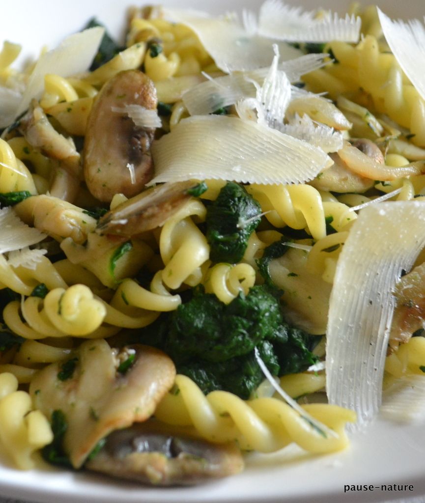 Pâtes aux épinards et  aux deux champignons