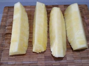 1 - Mettre le mélange de raisins secs à macérer dans le rhum ambré. Peler l'ananas et le découper en tranches en ôtant la partie centrale puis en petits cubes. Faire de même avec la pomme pour obtenir des petits dés.
