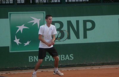 Adrien Blanc (classé 4/6), initiateur de tennis au tennis club de Roche-la-Molière