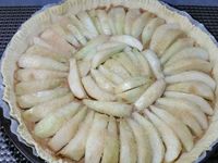 3 - Sortir la tarte du réfrigérateur, répartir la crème au spéculoos/biscuits et disposer les quartiers de poire en rosace de façon à bien recouvrir la pâte. Enduire le tout de beurre fondu au pinceau, saupoudrer de cassonade et enfourner pour 25 à 30 mn. 