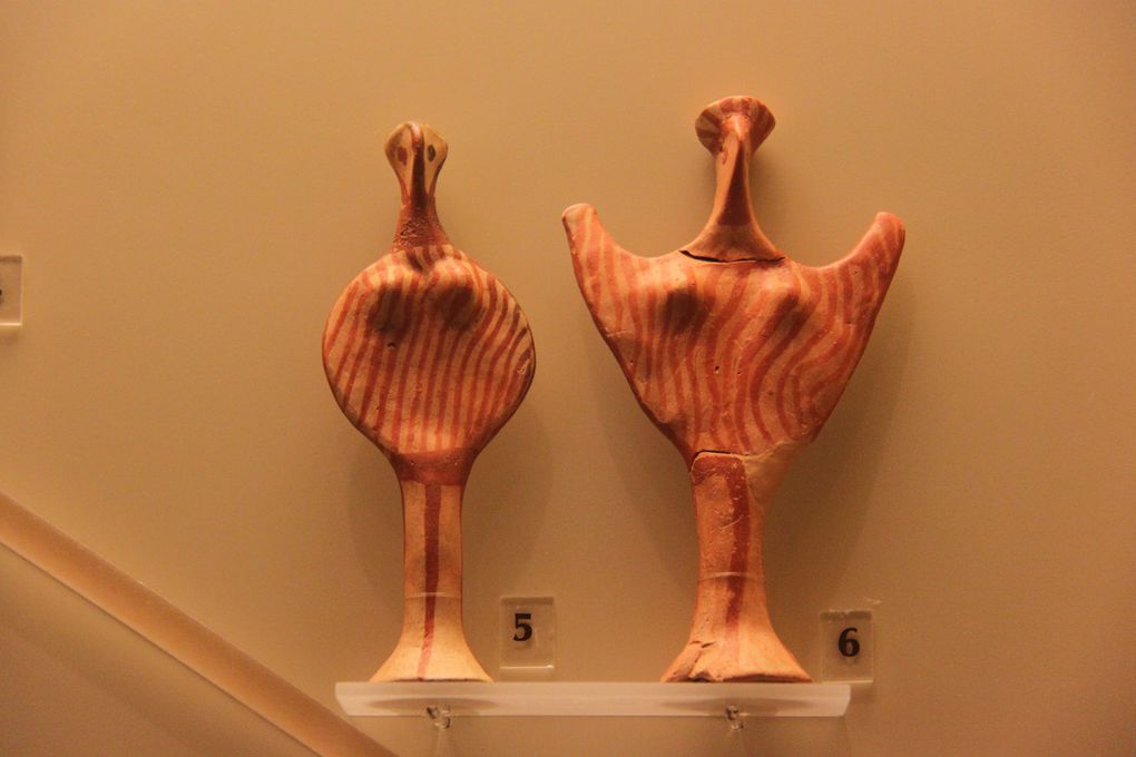 Musée de Mycènes, figurines féminines Phi et Psi et copie du masque d'Agamemnon