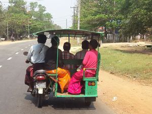 Le trishaw : moto ou vélo porteur  (avec sièges à l'arrière ou sur le coté) 