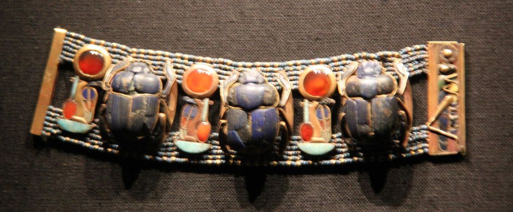 Bracelet aux trois scarabés, dont un de couleur blanche, et fermoirs gravés aux cartouches du roi