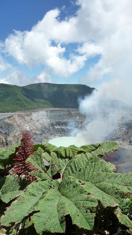 Photos du Volcan Poas avec ses fumerolles faites le 18 avril 2010. Tous droits réservés TACACORI EcoLodge - Alajuela - COSTA RICA. www.tacacori.com