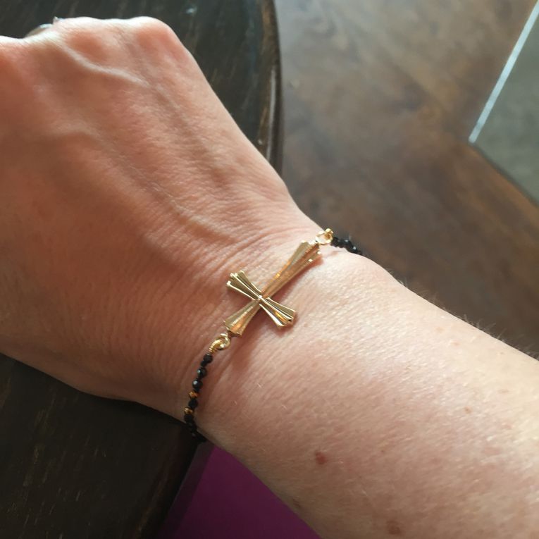 Un chaîne en argent de mon enfance et un bracelet en argent, tout deux cassés, font désormais un joli sautoir. La croix de ma mère, redorée et portée en bracelet.