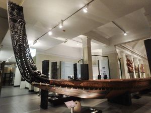 La partie Polynésienne du musée avec le clou de l'exposition montrant cette magnifique pirogue. Une reconstitution d'une maison Maori, quelques scultures et tissages ainsi que le bout d'une lance en jade.