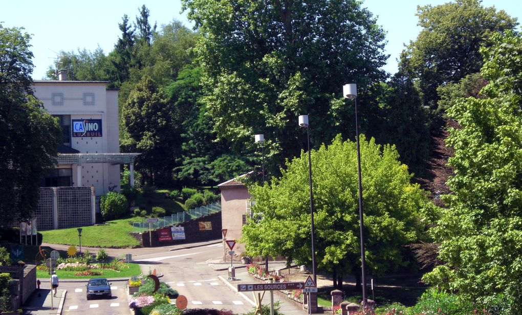 Aux portes du parc régional des Vosges, aux confins de la Lorraine, de l'Alsace et de la Bourgogne, ville d'eau depuis l'antiquité, Luxeuil jouit d'une patrimoine architectural moyen-âge/renaissance intéressant.