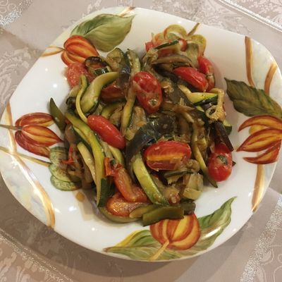 Tagliatelles d'aubergines, courgettes et tomates cerises au parmesan et basilic 