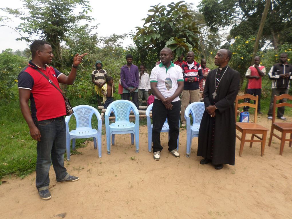 L'évêque de Kinkala (Mgr Louis Portella) en visite à Maléla Mbombé (Village natal du Cardinal Biayenda)