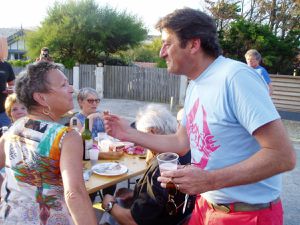 1ère photo : le représentant de Sud-Ouest en action; photos 2, 3, 6 et 8 : quelques moments de convivialité; photo 5 : des toasts succulents préparés par un riverain allemand accompagnés d'un excellent vin du rhin de son pays; photo 4 : 2 élus de la municipalité  quasiment "incognitos" mais visiblement heureux d'être là; photo 7 : le futur Conseil de quartier et, photo 9 : l'arrivée du Maire. 