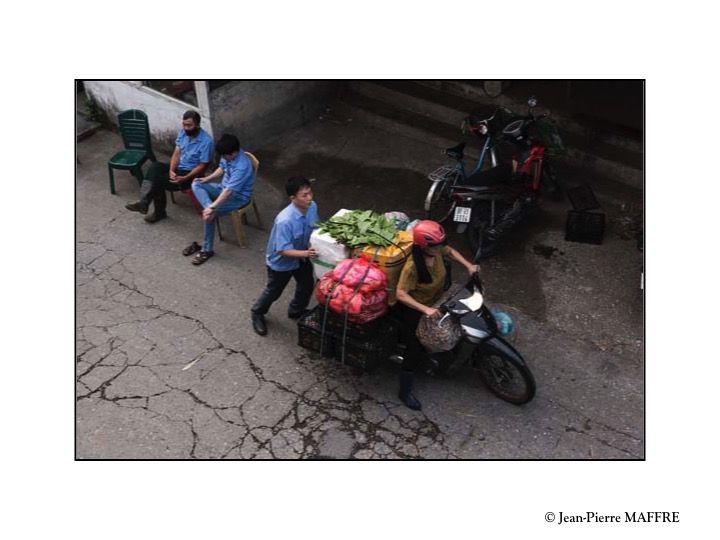 La ville de Hanoï regorge de marchés. Souvent difficile à repérer, ils sont parfois imposants et célèbres mais aussi cachés au fond de ruelles.