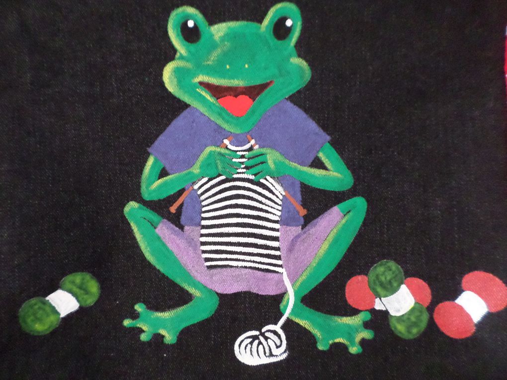 Mais quel bonheur que de recevoir un sac (très) personnalisé ! Elodie a dessiné une grenouille tricoteuse sur une toile de jean's noire et m'en a fait un sac. C'est tout simplement SU PER BE ! Du coup, cette grenouille devient ma mascotte !