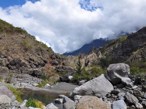 Le cratère du Dolomieu, au Piton de la Fournaise ; le lit d'une rivière en hiver, qu'il faut imaginer charriant des tonnes d'eau l'hiver en cas de fortes pluies (regardez la taille des rochers déplacés)