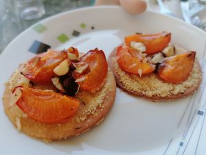 Tarte fine abricots noisettes romarin