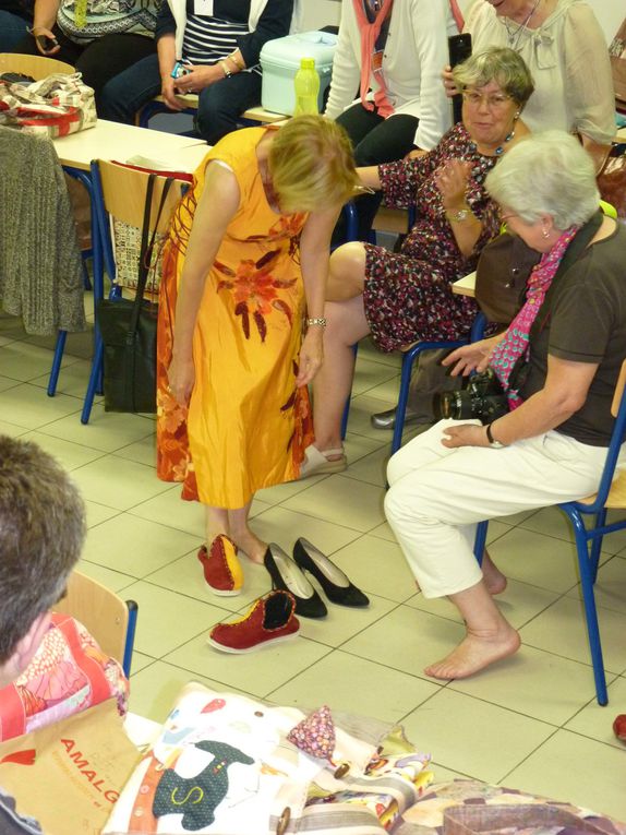 Chantal a chaussé les chaussons offerts à Edith par Sylvie assorti au coloris de la robe de forme médievale