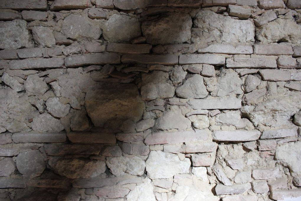 mur de briques et de pierres