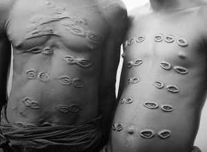 Scarification Congo Belge- galerie Ambre Congo-Pierre Loos- Photographe inconnu