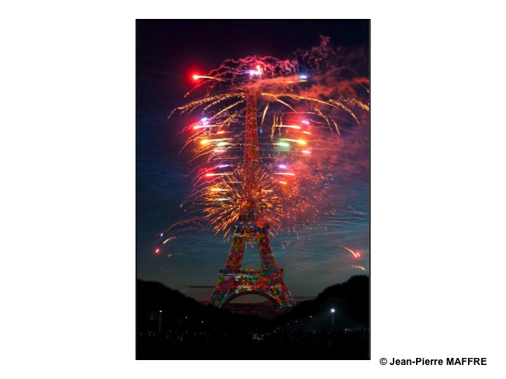 En 2009, la Tour Eiffel avait 120 ans. A l’occasion du feu d’artifice du 14 juillet, elle s’est transformée, dans un déchaînement de feu et de couleur, en bougie géante pour fêter son anniversaire et rendre un hommage à son créateur.