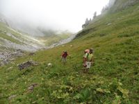 On remonte la combe. Une rencontre avec des chasseurs avant de traverser des éboulis.