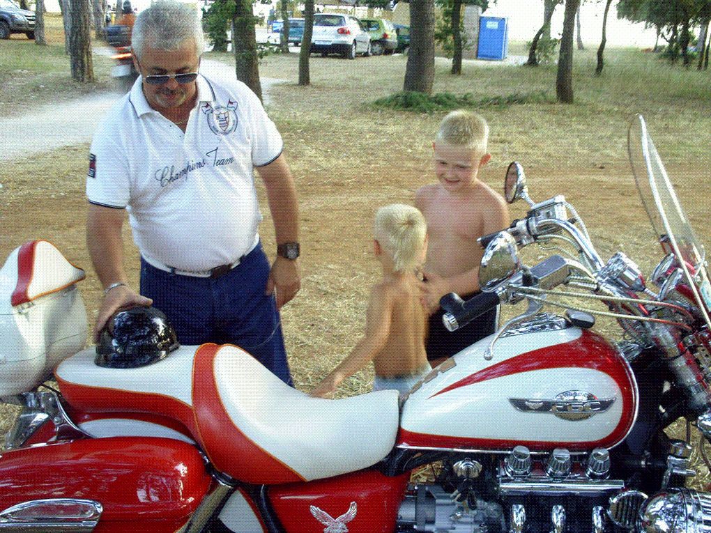 DIAPO 4 PHOTOS - PAPI PASCALOU A FAIT PLAISIR AUX DEUX GARCONS ET AU PERE QUI PRENAIT LES PHOTOS