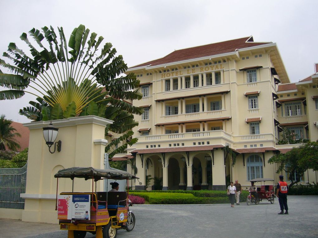 Une visite dans Phnom Penh, remarquable capitale du Cambodge. Au hasard des rues et des rencontres, j'ai photographié des lieux, des monuments et des personnes (avec leur autorisation toujours), des temples et des Bouddhas, la nature exubérante sou