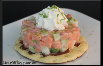 Tartare de saumon frais et pomme verte juste posé sur un blinis et chantilly au citron vert