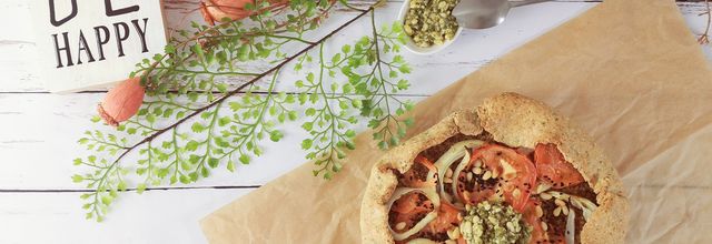 TARTE RUSTIQUE TOMATES, OIGNONS PESTO AIL DES OURS & PIGNONS DE PIN