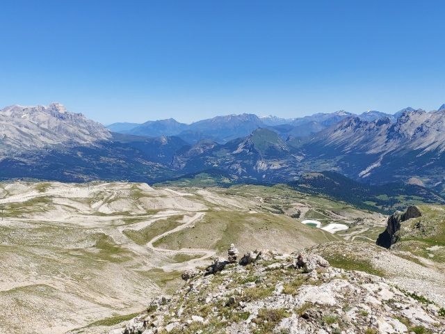Montée et arrivée au Rôti face aux Ecrins