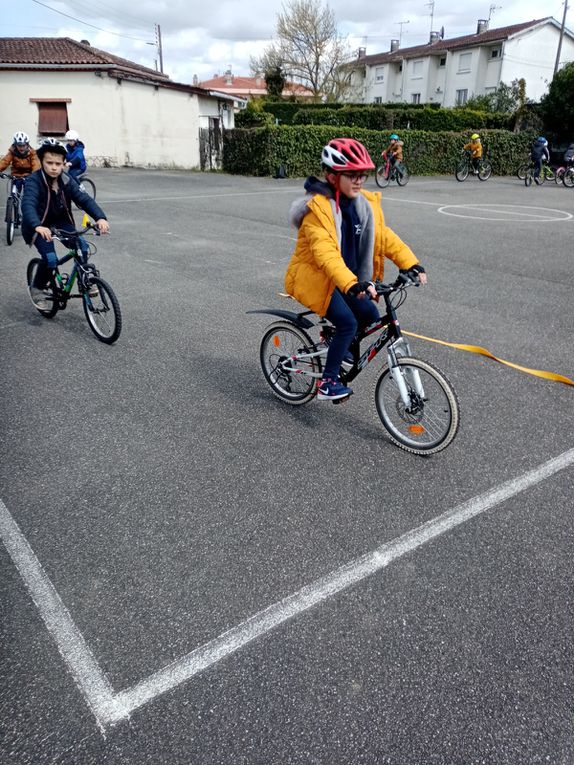 Quelques photos de nos entraînements vélos au stade avant nos exploits sur le bord du canal !