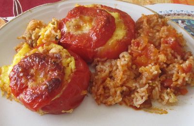 Tomates farcies façon quiche sur lit de riz