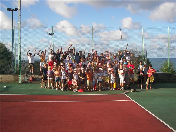 Quelques photos de la fête de l'école de tennis (02/06/07) - Photos de groupe et lors du passage des "balles" par les jeunes. (Merci à Laurent pour les photos)