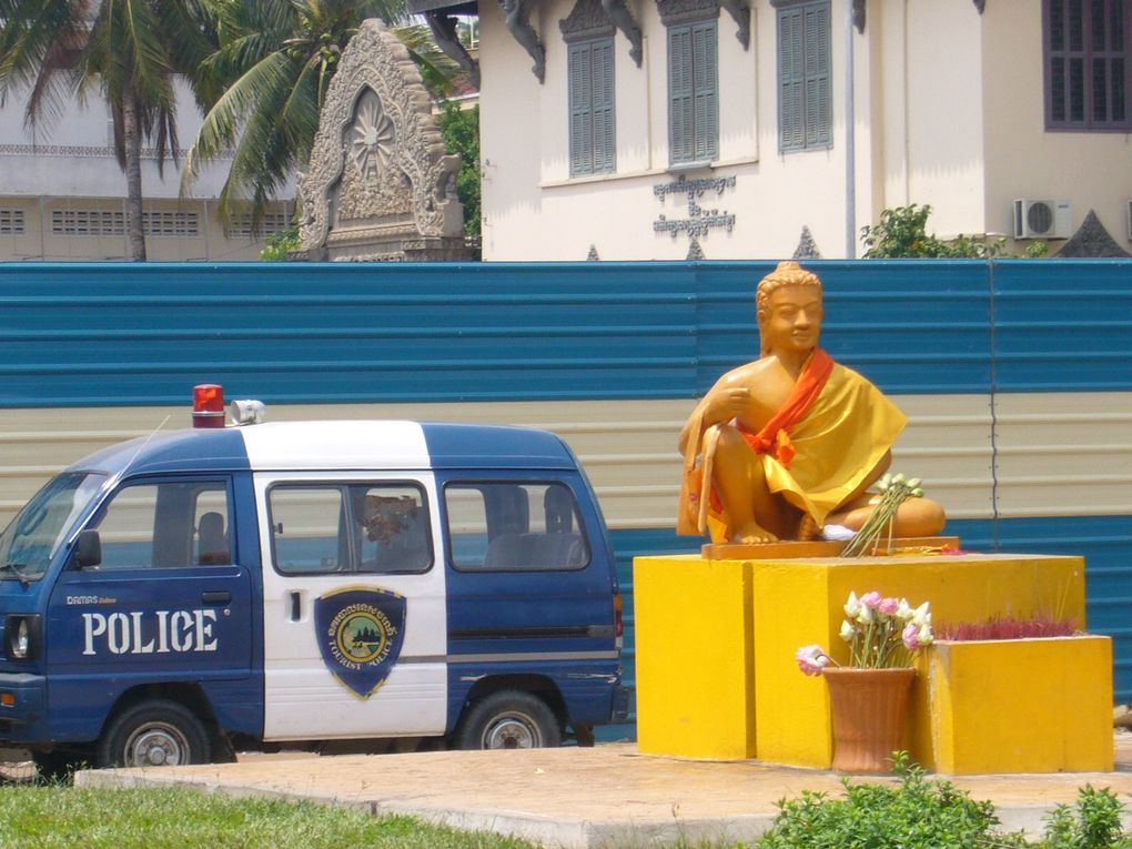 Une visite dans Phnom Penh, remarquable capitale du Cambodge. Au hasard des rues et des rencontres, j'ai photographié des lieux, des monuments et des personnes (avec leur autorisation toujours), des temples et des Bouddhas, la nature exubérante sou