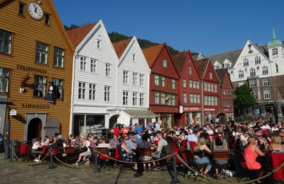 Photo du jour : boire un verre en terrasse à Bryggen