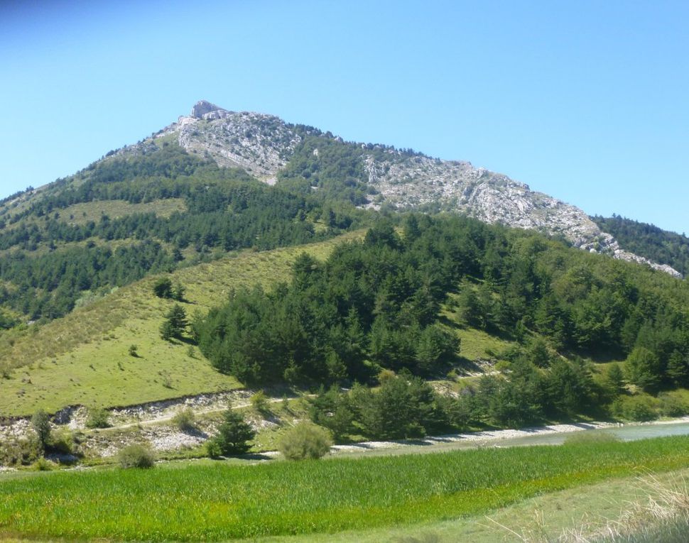 Le Défilé du Gouravour , le torrent de Maraize qui descend de cascadelle en cascadelle, Land art sur le chemin réalisé par l'association "village des jeunes" l'amphithéâtre du Fay, pour arriver au Lac de Peyssier.