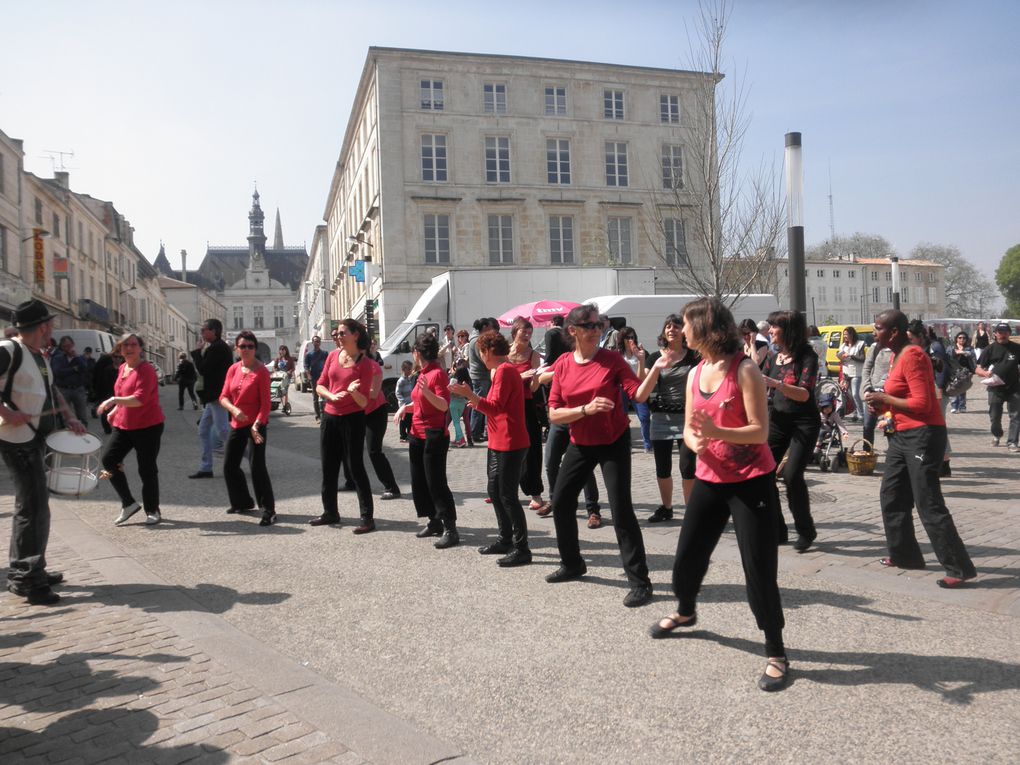 De la rue Ricard jusqu'au Marché, en rouge et et noir, Prim'ACorps suit les rythmes de ses derviches puis les percussions de Batuca Niort. Photos de Sophie!