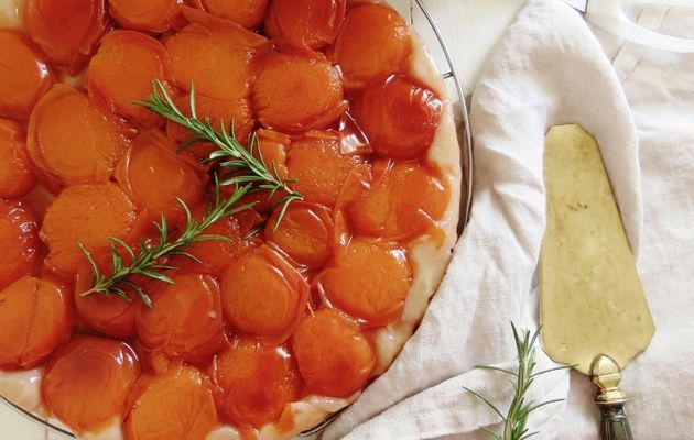 Tarte tatin aux abricots et romarin