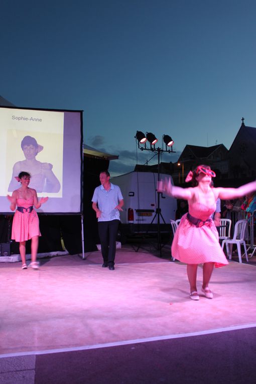 Sur le front de mer entre le casino et un bar bercé par les vagues, Royan au rythme du Rock'n'Roll avec le spectacle " Swing to the Rock" présenté par DANSE PROJECT. Soirée organisée par l'Association Générale de Pontaillac, présidée par Mad