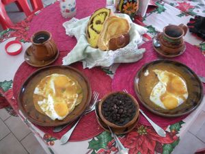 Bonheur de petit-déjeuner - desayunar - dans un populaire restaurant mexicain : accueil et saveur