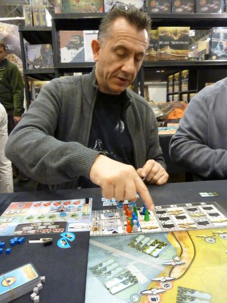 Nous sommes au Salon d'Essen En 2016 et en attendant que la place se libére pour jouer à Mare Nostrum , nous avons essayé "l'Aéropostale", si nous ne sommes pas fan du thème, les mécanismes sont bien pensés et très agréable à jouer
