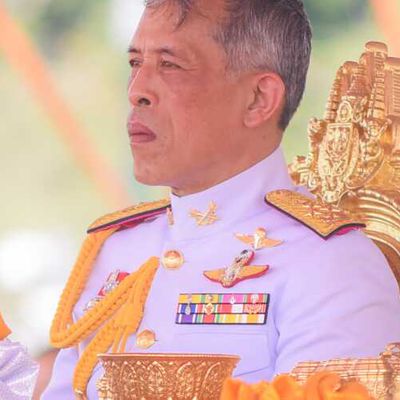 Roi de Thaïlande : ses sujets désormais obligés de s’habiller en bleu !