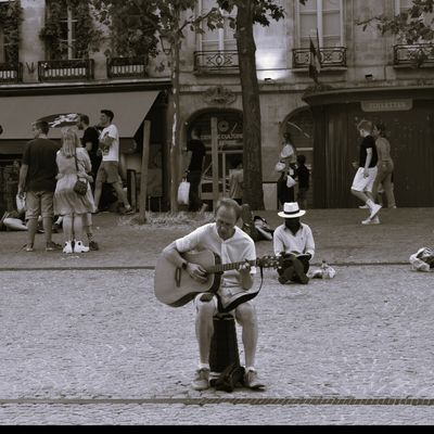 LE GUITARISTE DU PARVIS DE BEAUBOURG